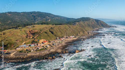 Fotografia horizontal photo from drone from the sea towards the fishermen cove in the city