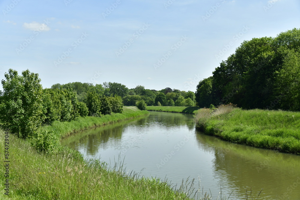 Reflet de la Dyle traversant un paysage sauvage au sud-est de Malines Reflet de la Dyle traversant un paysage sauvage au sud-est de Malines