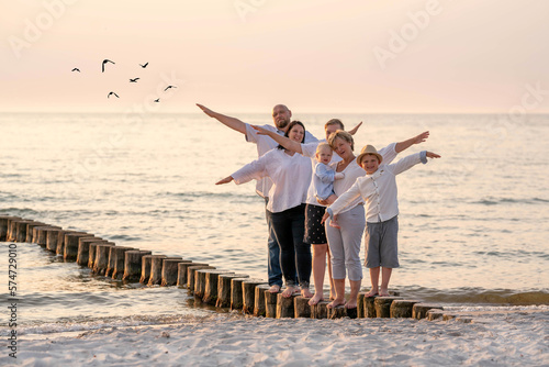 Fotografia glückliche Familie am Strand
