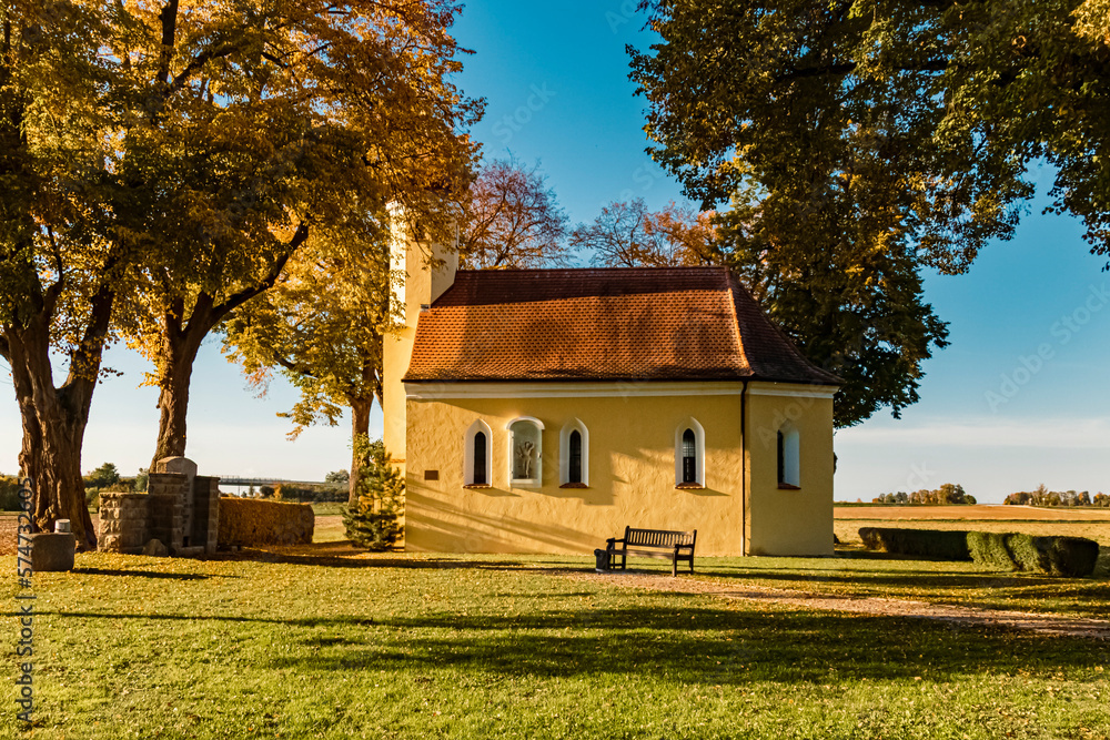 Obraz premium The famous Sebastiani chapel with plague cemetery on an autumn or indian summer evening near Wallersdorf, Bavaria, Germany