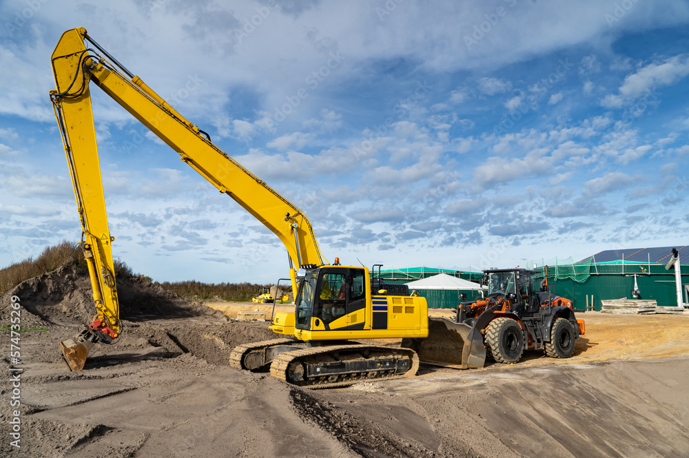 Obraz premium Verschiedenartige Baggertypen auf einer Baustelle.