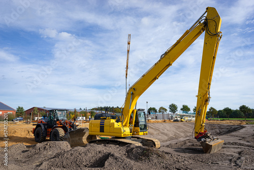  Verschiedenartige Baggertypen auf einer Baustelle.