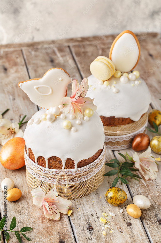 Φωτογραφία Set of traditional easter cakes with icing, decorated with flowers, macaroon, gingerbread cookies in shape of bird and egg over wooden background