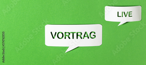 Deutscher Text Vortrag und englischer Text live jeweils in einer Sprechblase aus Papier ausgestanzt vor grünem Papier Hintergrund. Fotorealistischer Vektor im Banner Format. 