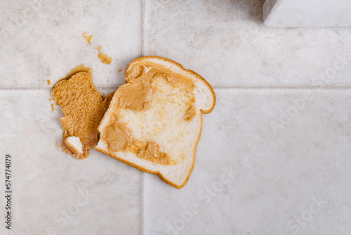 Εκτύπωση καμβά Dropped peanut butter sandwich on kitchen floor