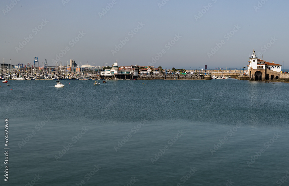 Puerto deportivo y casa de salvamento marítimo en Getxo
