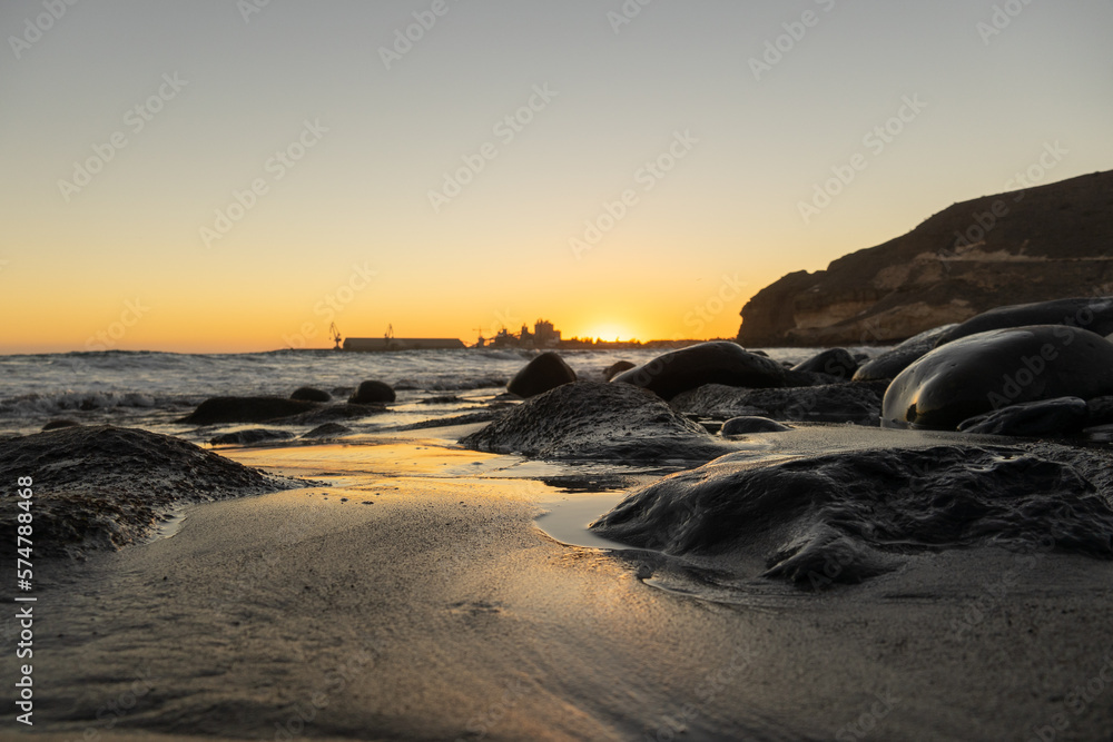 Camara de fotos captando una increible y bonita fotografia de paisaje en un paraje natural de la costa del sur de gran canaria en islas canarias Camara de fotos captando una increible y bonita fotografia de paisaje en un paraje natural de la costa del sur de gran canaria en islas canarias