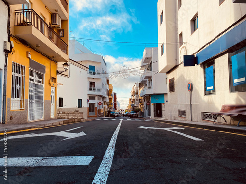 Obraz na plátně Straße darauf Richtungspfeile, in Valle de San Lorenzo, rechts und links bunte H