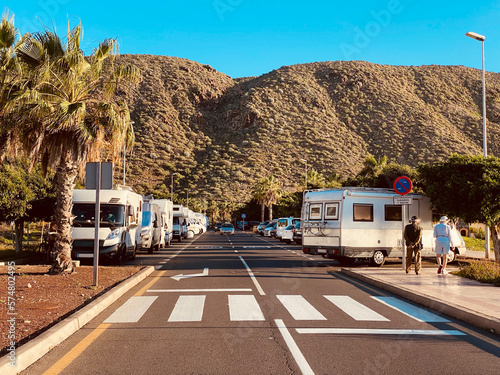 Bild auf Leinwand Wohnmobile stehen am Ortsausgang an einem berg von Los Christianos, Teneriffa