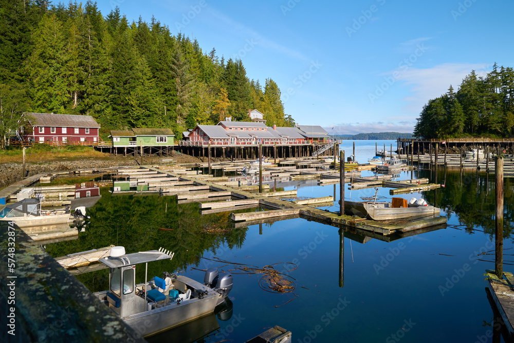 Fototapeta premium Telegraph Cove Marina and Historic Buildings on Pilings. The Telegraph Cove marina and accommodations built on pilings surrounding this historic location. A popular tourist destination. BC.