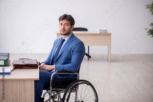 Billede på lærred Young male employee in wheel-chair