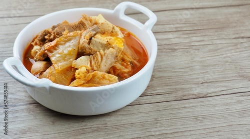 한국전통음식 돼지고기 김치찌개 

