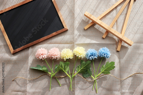 コピースペースのあるブラックボードとパステルカラーの花のウェルカムボードイメージ photo