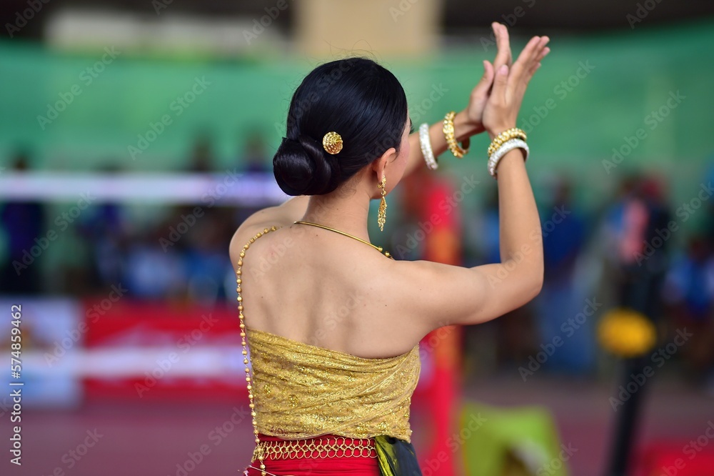 Obraz premium A girl performs Thai traditional dance