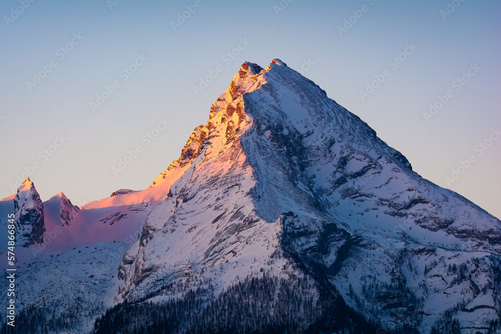 Obraz premium Berg Watzmann im Sonnenaufgang an einem Morgen im Winter