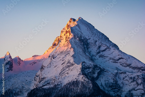 Berg Watzmann im Sonnenaufgang an einem Morgen im Winter
