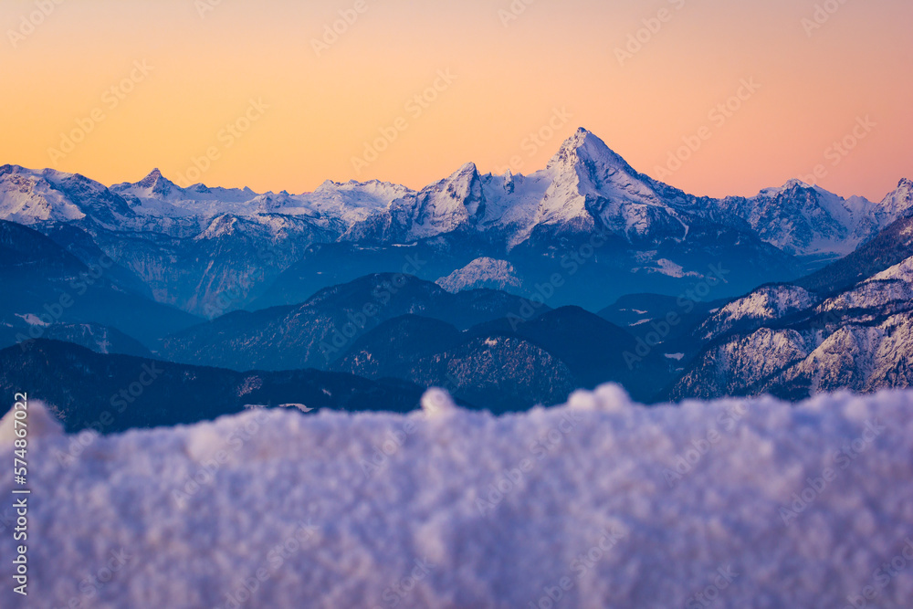 Berg Watzmann in den Berchtesgadener Alpen im Sonnenaufgang im Winter mit Schnee