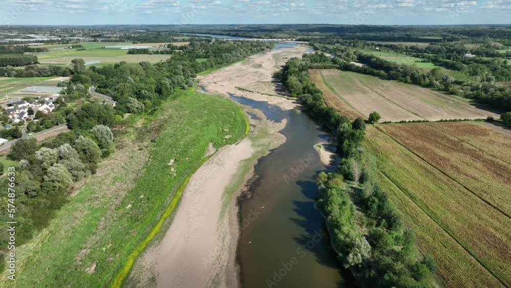 « Grand Bras » de la Loire en période de sécheresse entre Chalonnes sur Loire et Montjean sur Loire, Maine et Loire. « Grand Bras » de la Loire en période de sécheresse entre Chalonnes sur Loire et Montjean sur Loire, Maine et Loire.