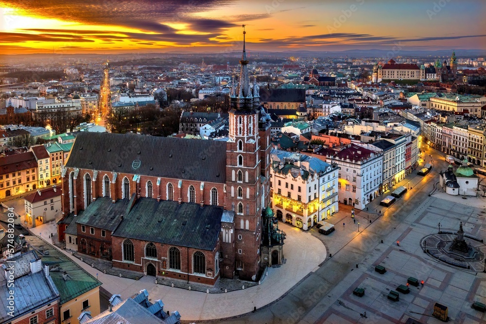 Fototapeta premium Rynek Główny w Krakowie z lotu drona o wschodzie słońca