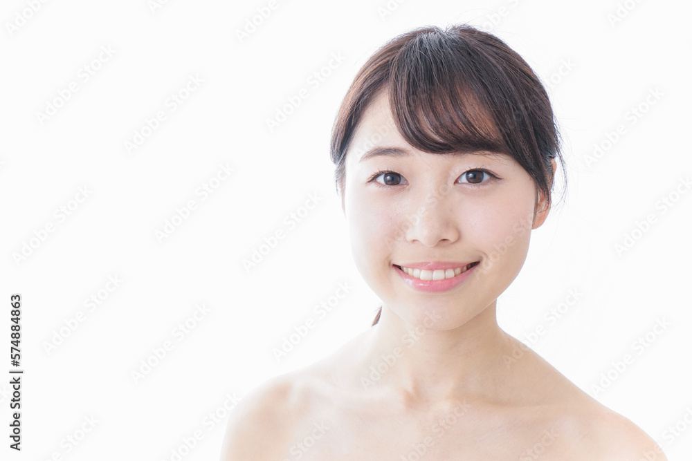 スキンケアをする若い女性 スキンケアをする若い女性