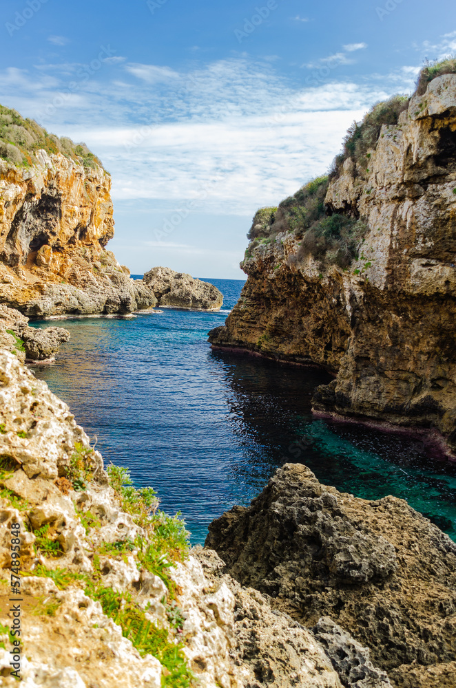Cala Rafalet, cala virgen muy estrecha de aguas cristalinas situada al sureste de la isla de Menorca