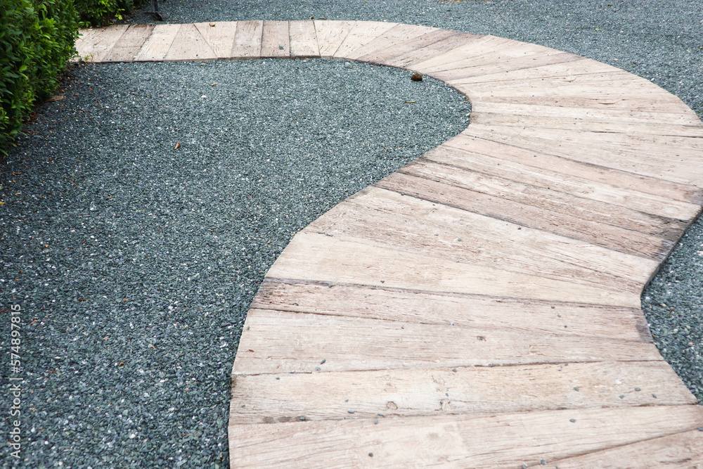 Obraz premium Pathway s curve with tree in park.