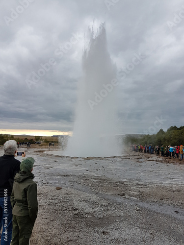 Fotografia, Obraz Tourists watching the geyser Strokkur erupt in Iceland