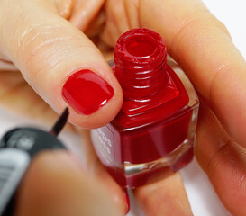 Leinwandbilder Nagelstudio Roter Nagellack auf hellem Untergrund  © Marcüse