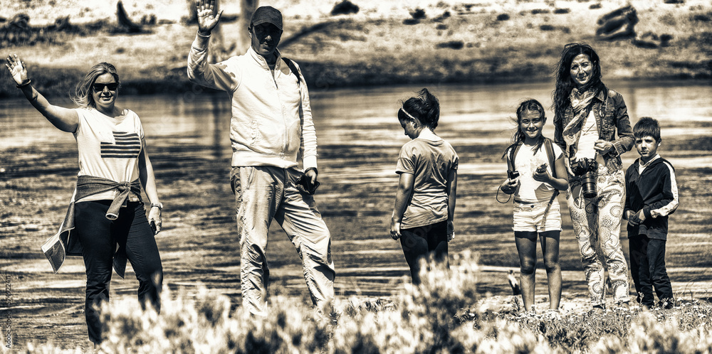 Obraz premium Happy families of tourists enjoy the visit to the National Park
