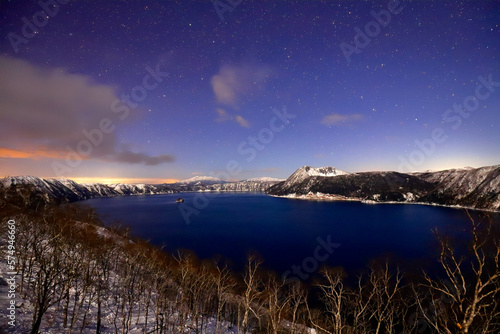 Wallpaper Mural 雪化粧した摩周湖と満天の星空（左上にZTF彗星) Torontodigital.ca