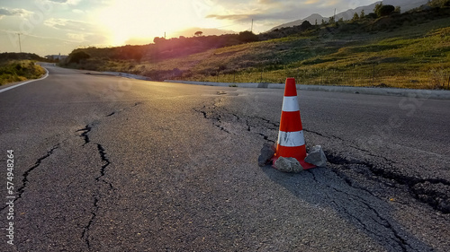 Ein Pylon steht auf einer eisamen Landstraße photo