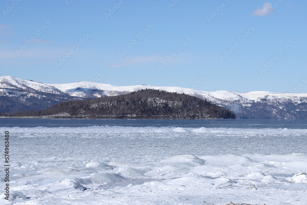 一部凍結した冬の屈斜路湖