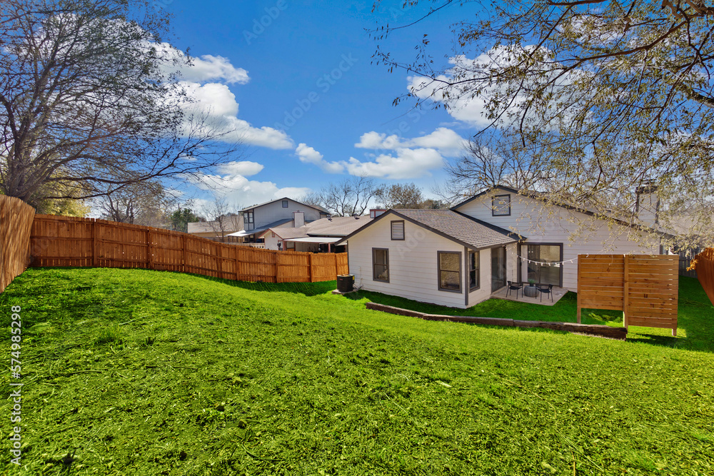 Obraz premium white house with a green lawn