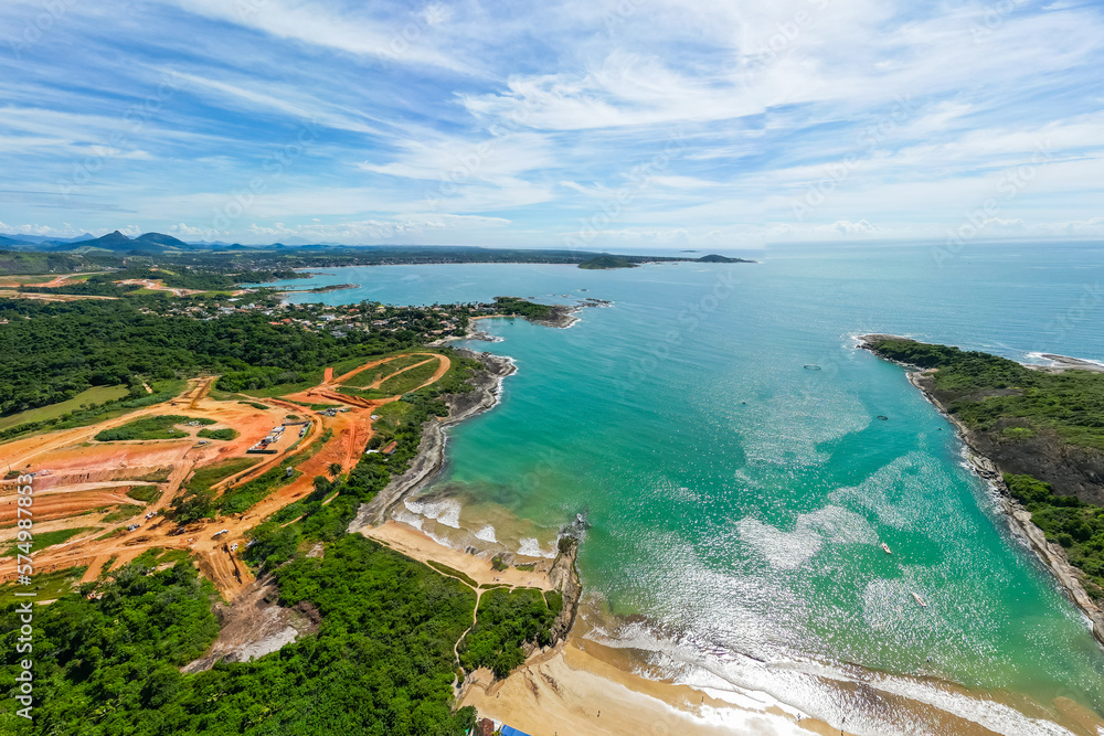Imagem aérea da Praia do Morro e Praia da Cerca, na região central de Guarapari. Esportes na praia e na água como canoa havaiana e corrida.