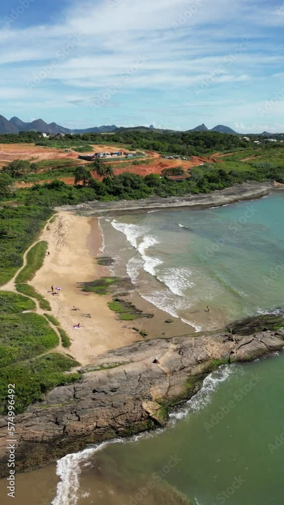 Imagem aérea da Praia do Morro e Praia da Cerca, na região central de Guarapari. Esportes na praia e na água como canoa havaiana e corrida. Imagem aérea da Praia do Morro e Praia da Cerca, na região central de Guarapari. Esportes na praia e na água como canoa havaiana e corrida.