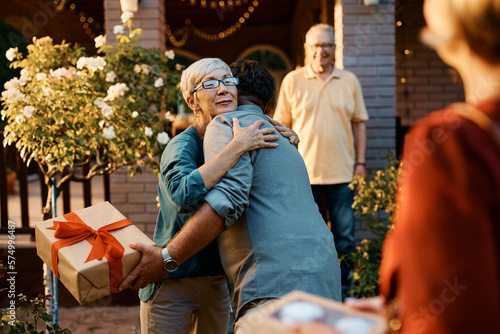 Fotografía Happy senior woman embracing her son who came for family visit with his wife