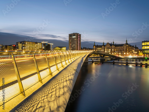 Foto Lille Langebro cycle and pedestrian bridge over the city harbour lit up after su