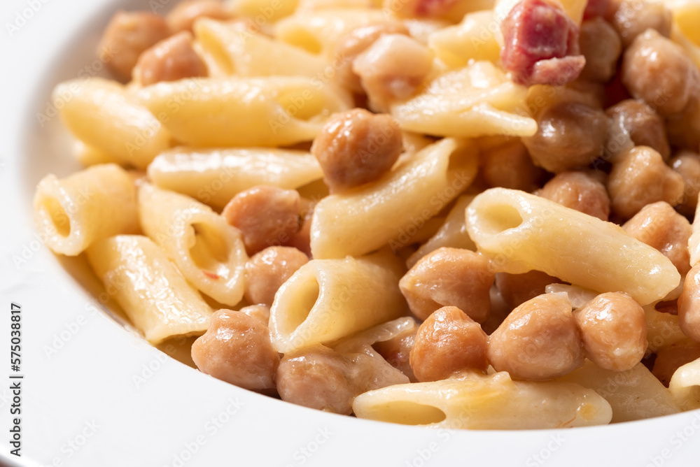 Piatto di saporita pasta con ceci e pancetta, cibo italiano Piatto di saporita pasta con ceci e pancetta, cibo italiano