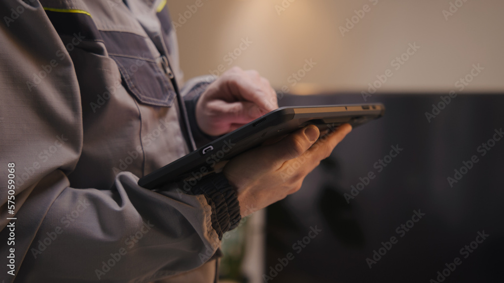 Photos Close up shot of installer sets up security camera in house using digital tablet computer and app