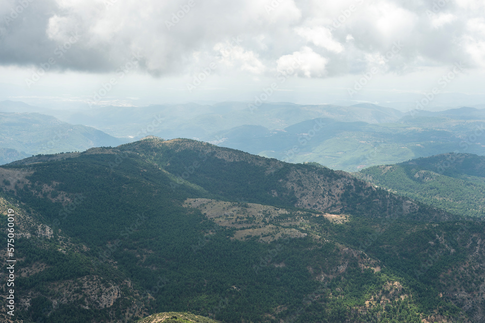 imagen de una montaña con el cielo nublado con claros de luz imagen de una montaña con el cielo nublado con claros de luz