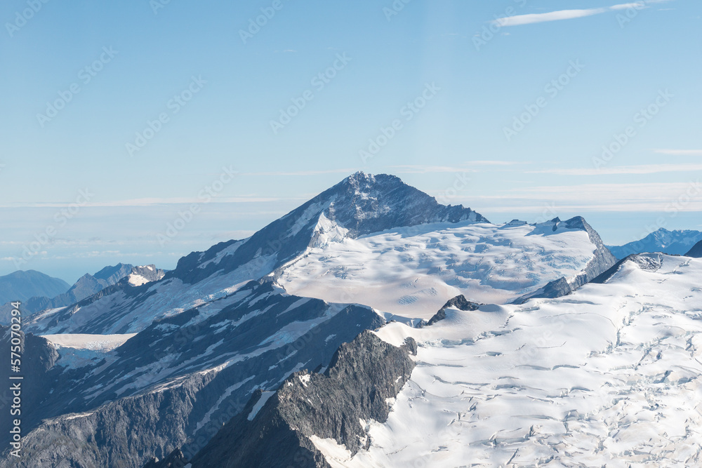 Gletscher und Gipfel aus Fels in den Neuseeländischen Alpen aus dem Flugzeug. Gletscher und Gipfel aus Fels in den Neuseeländischen Alpen aus dem Flugzeug.