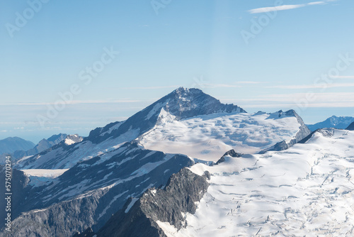 Gletscher und Gipfel aus Fels in den Neuseeländischen Alpen aus dem Flugzeug.