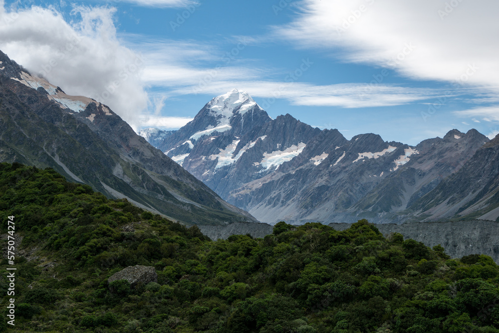 Gletscher in Neuseelands Alpen mit Gipfel und Eis und Urwald.