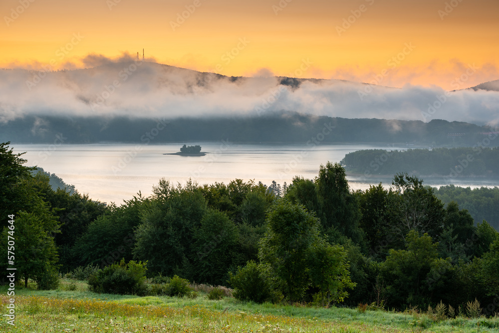 Wschód słońca nad Jeziorem Solińskim obserwowany na Polańczyka, Bieszczady / Sunrise over Lake Solina observed in Polanczyk, Bieszczady Mountains  - obrazy, fototapety, plakaty 