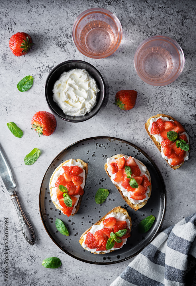 Strawberry ricotta sandwiches with mint leaves Strawberry ricotta sandwiches with mint leaves