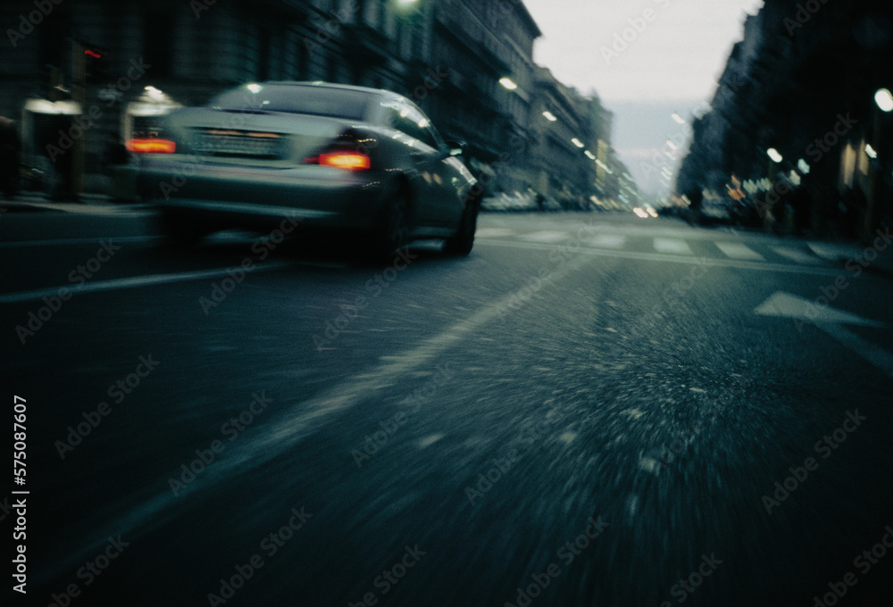 Fototapeta premium Auto in movimento in città, vista dal basso