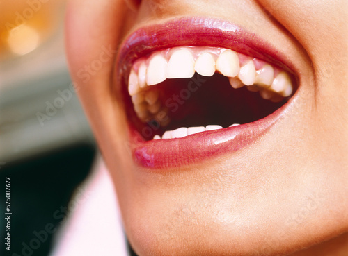 Donna che sorride a bocca aperta , close up photo