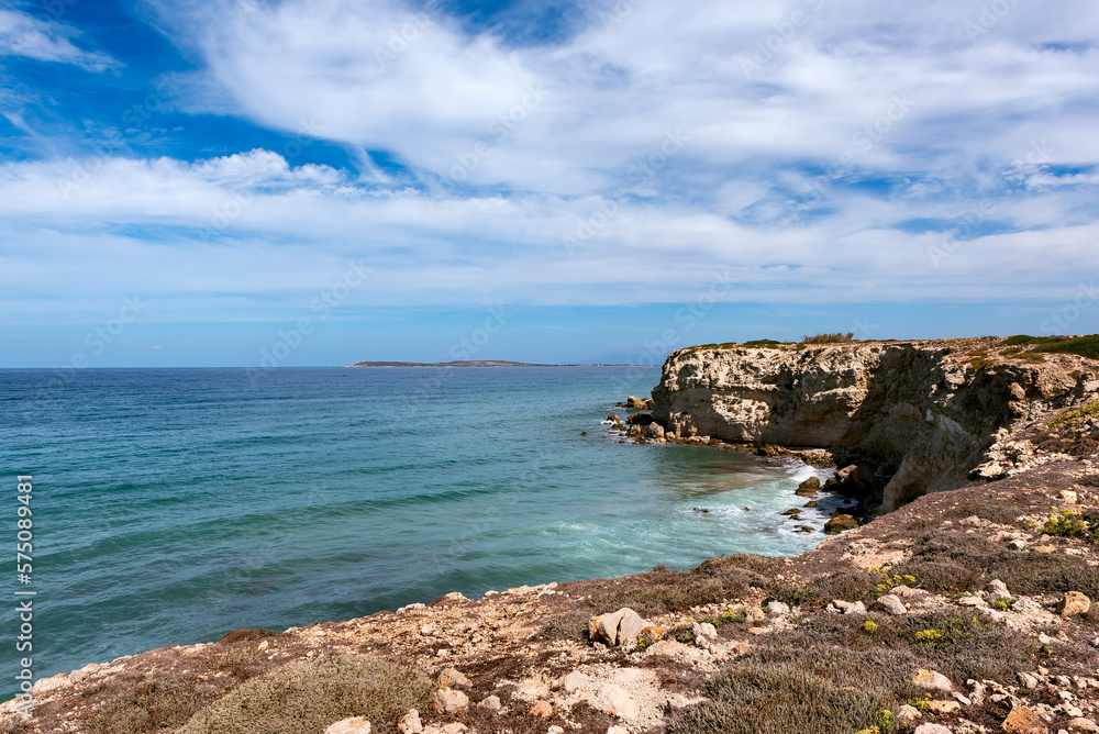 Sardegna, veduta della spettacolare e selvaggia costa di Su Tingiosu, vicino a Cabras, Oristano, Italia, Europa 