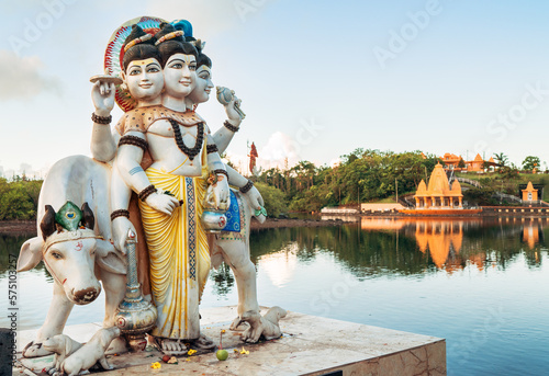 Tableau sur toile Three gods Dattatreya Trimurti (Divine Trinity) Sculpture in Grand Bassin Temple (Ganga Talao) on the lake bench - a sacred place for pilgrimage of Hindu people in district Savanne, Mauritius