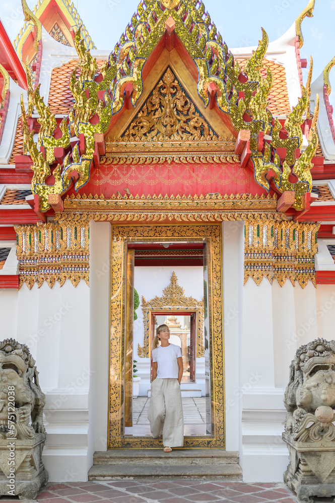 Fototapeta premium Tourist in doorway of Buddhist temple